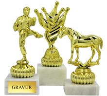 Figuren-Trophäe inkl. Figur: Goldene Kunsstoff-Figuren in verschiedenen Sportarten auf beigem Marmorsoc