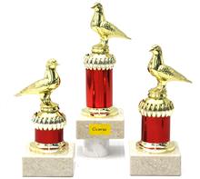 Trophäe inkl. Figur Taube "F104": Trophäe inkl. plastischer, goldener Figur "Taube".