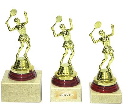 Tennis-Trophäe: Silberne Steingusstrophäe mit Motiv "TENNIS DAME" gold bemalt.